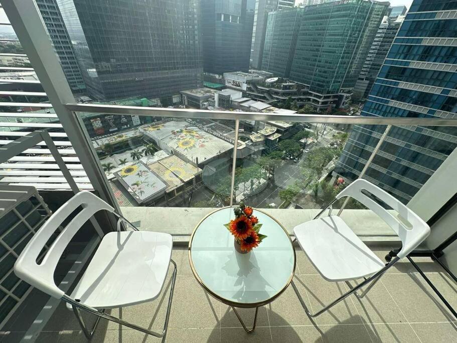 Executive With Balcony & Malls At Uptown Bgc Apartment *
