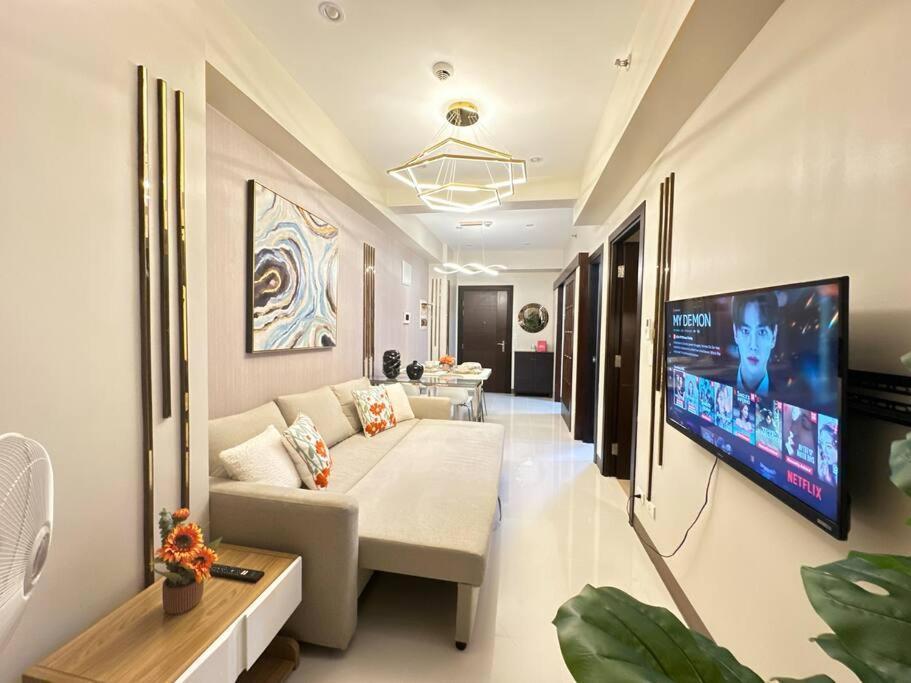 Executive With Balcony & Malls At Uptown Bgc
