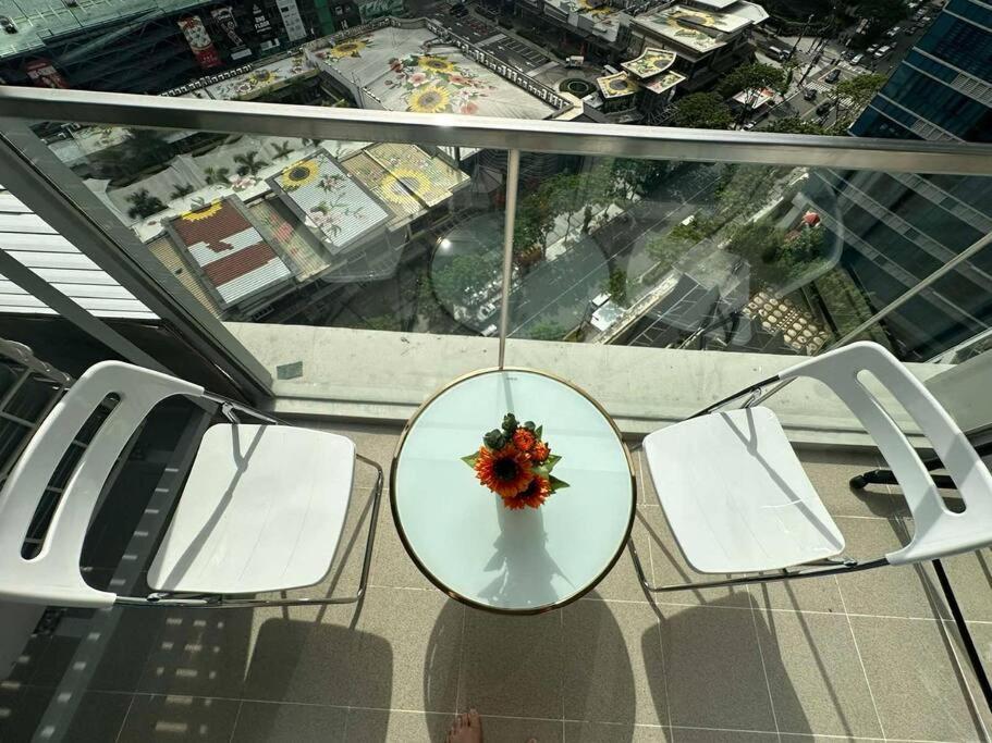 Apartment Executive With Balcony & Malls At Uptown Bgc Manila