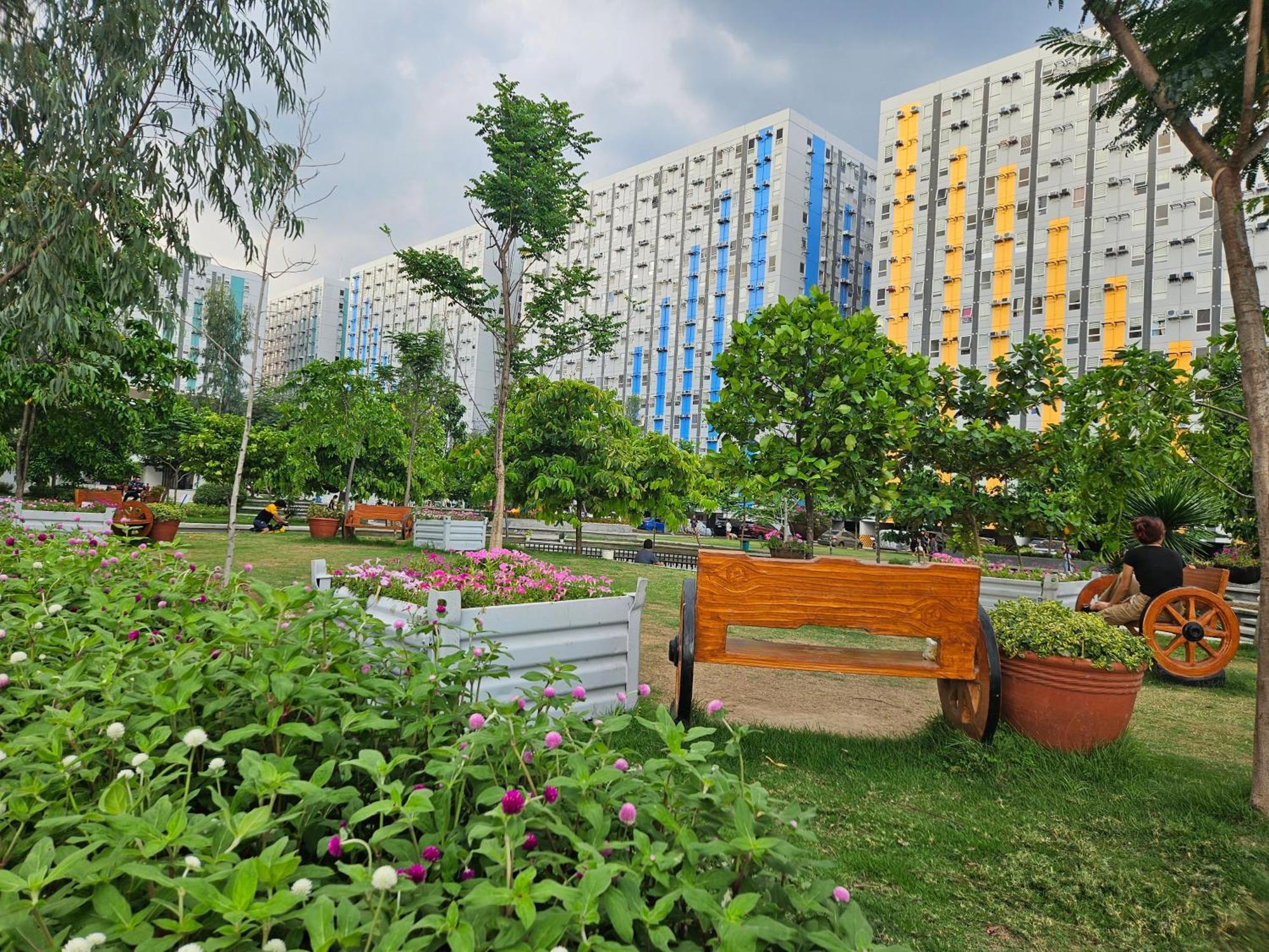 Dlighful Pad's Massagechair Freeparking Bar Park Garden Apartment Manila