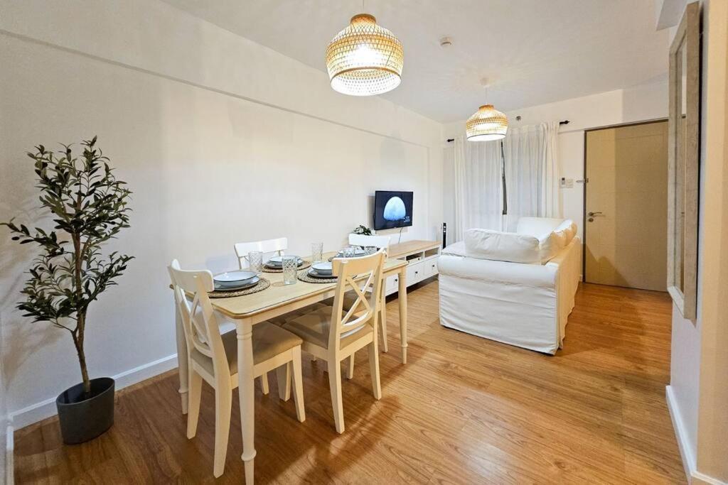 Apartment Coastal Inspired 2br I Fast Wi-fi I Near Bgc Manila