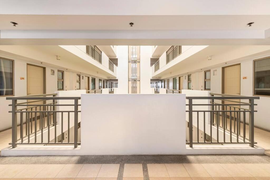 Coastal Inspired 2br I Fast Wi-fi I Near Bgc Apartment Manila