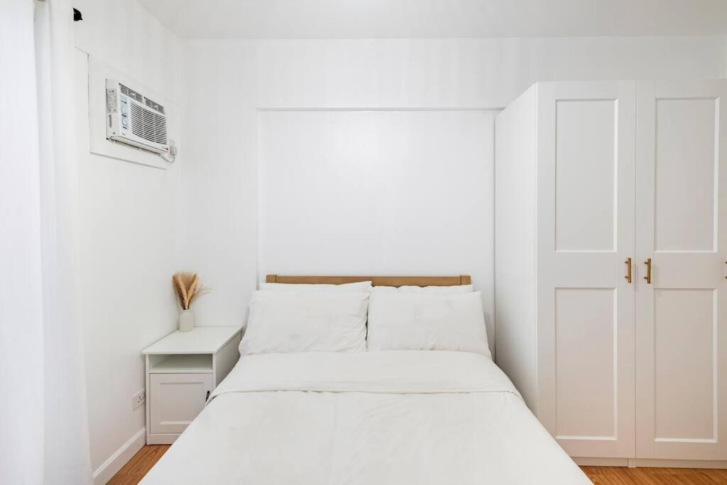 Coastal Inspired 2br I Fast Wi-fi I Near Bgc Apartment Manila