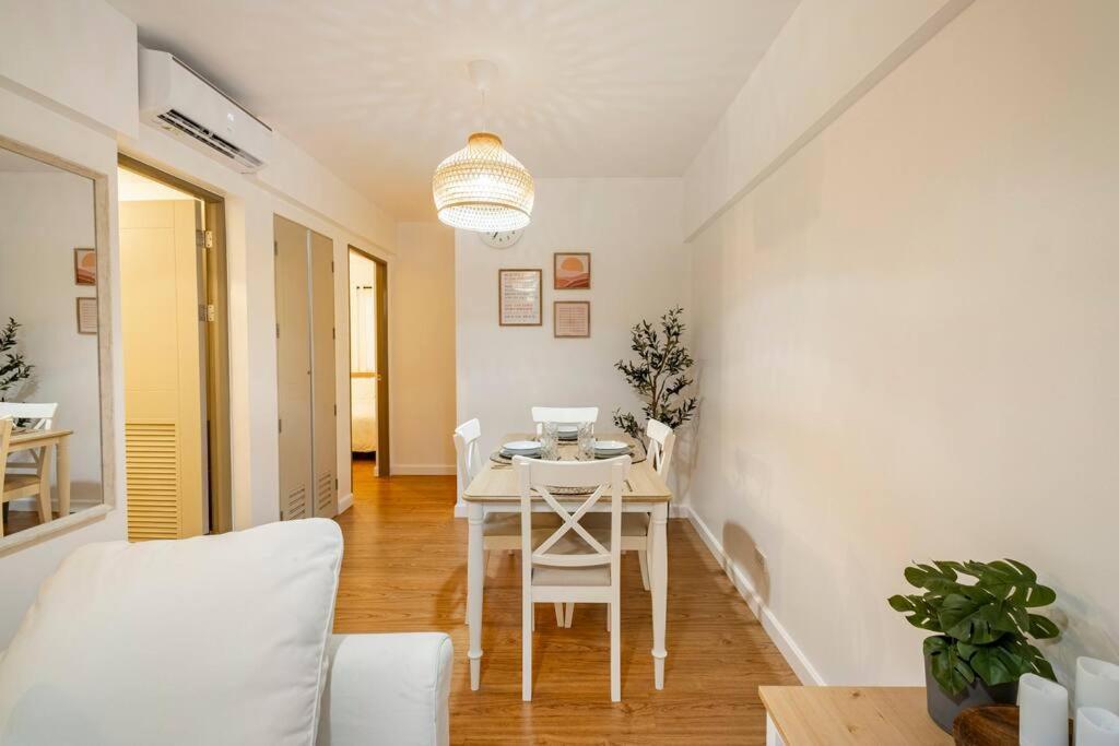 Coastal Inspired 2br I Fast Wi-fi I Near Bgc Apartment *