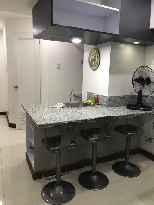 Loft Style Unit In Makati With Netflix Wifi Apartment Manila