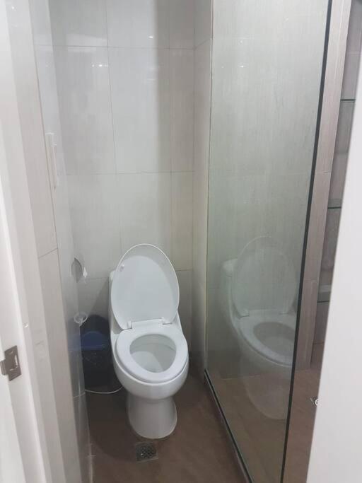 Loft Style Unit In Makati With Netflix Wifi Apartment *