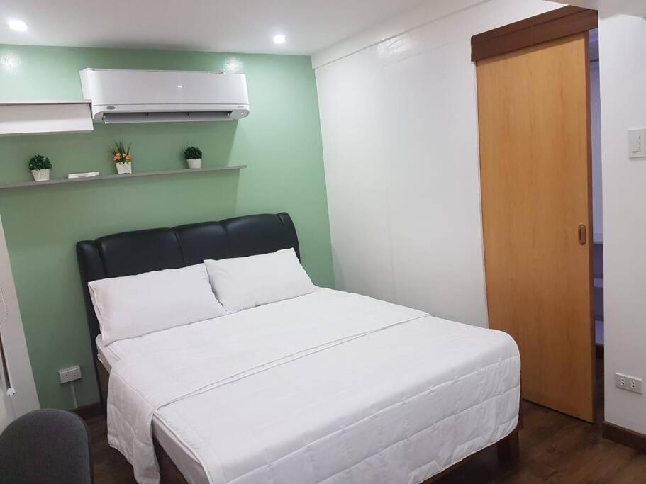 Apartment Loft Style Unit In Makati With Netflix Wifi