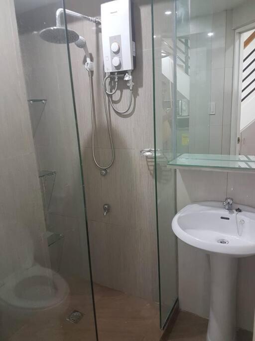 Loft Style Unit In Makati With Netflix Wifi Apartment *