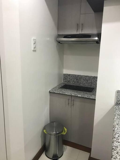 Loft Style Unit In Makati With Netflix Wifi Apartment Manila