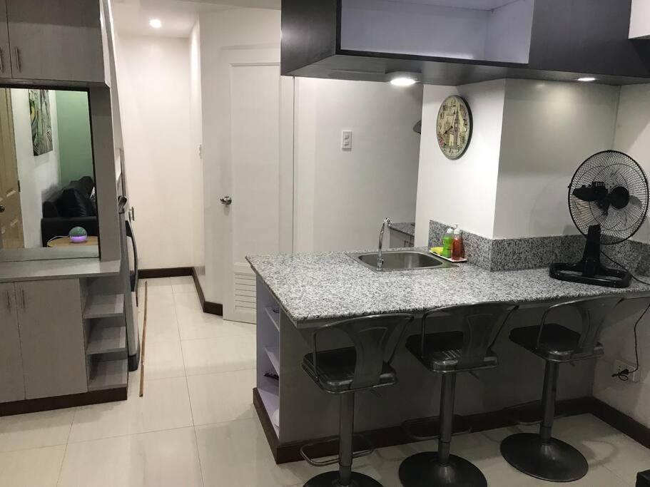 Loft Style Unit In Makati With Netflix Wifi *