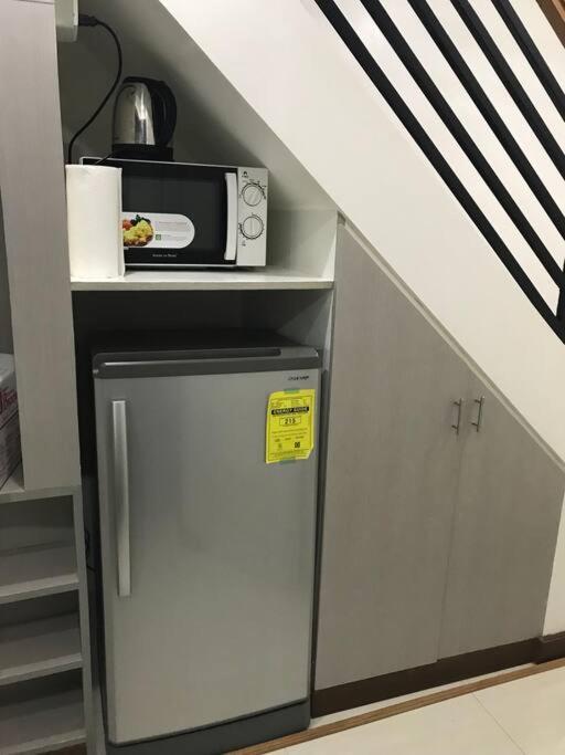Apartment Loft Style Unit In Makati With Netflix Wifi *