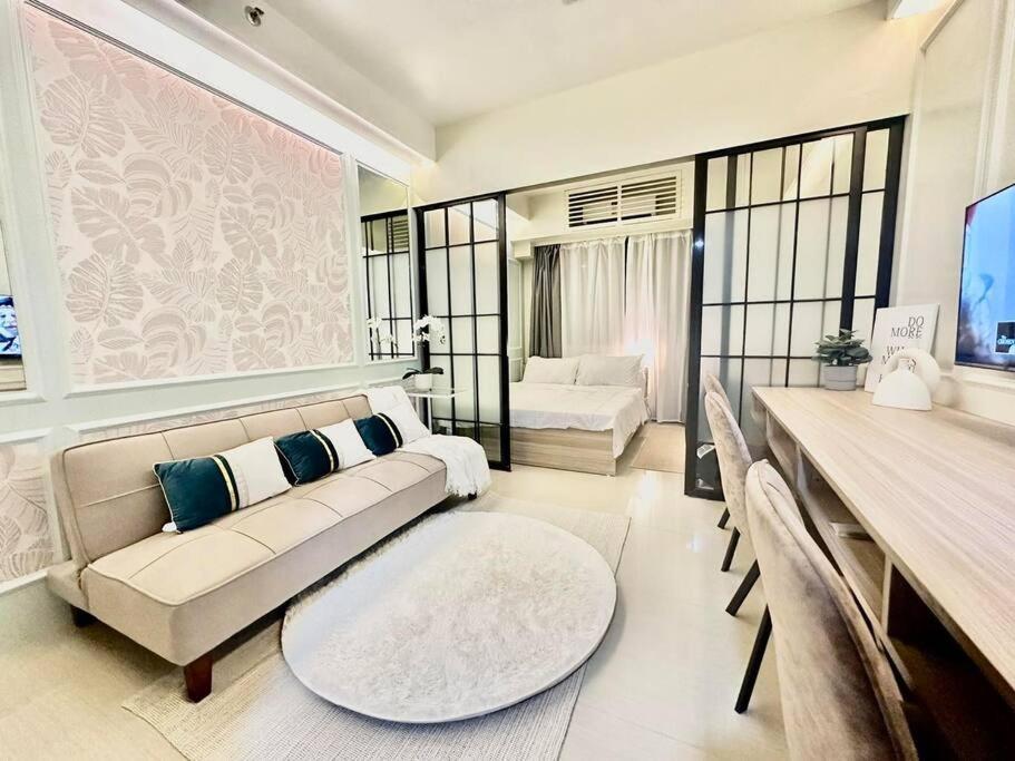 Blue Oikos Aesthetic 1br Pool View In Moa Apartment Manila