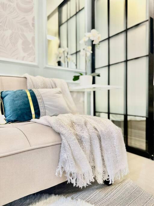Blue Oikos Aesthetic 1br Pool View In Moa Apartment Manila