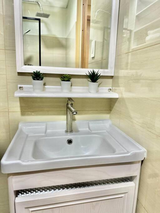 Blue Oikos Aesthetic 1br Pool View In Moa Manila