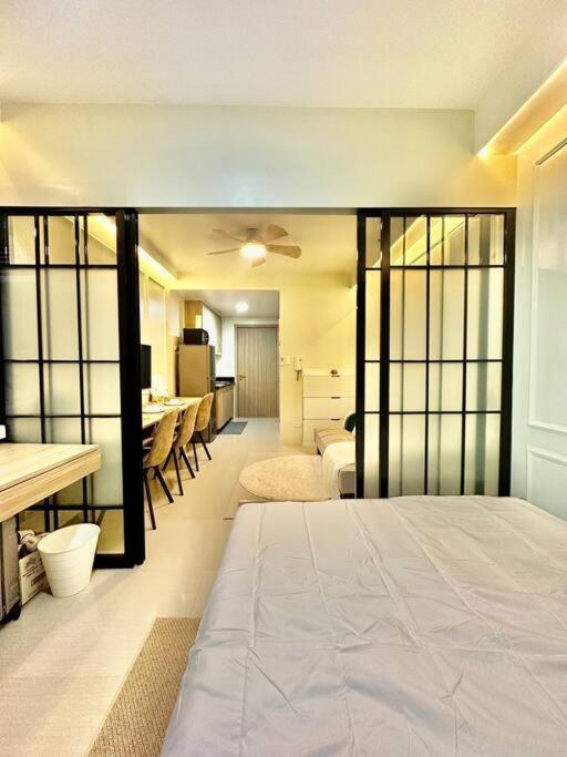Blue Oikos Aesthetic 1br Pool View In Moa Apartment Manila