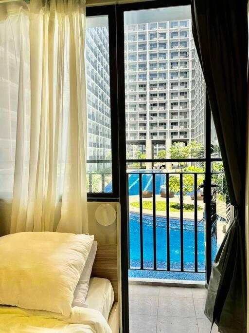 Blue Oikos Aesthetic 1br Pool View In Moa * Manila