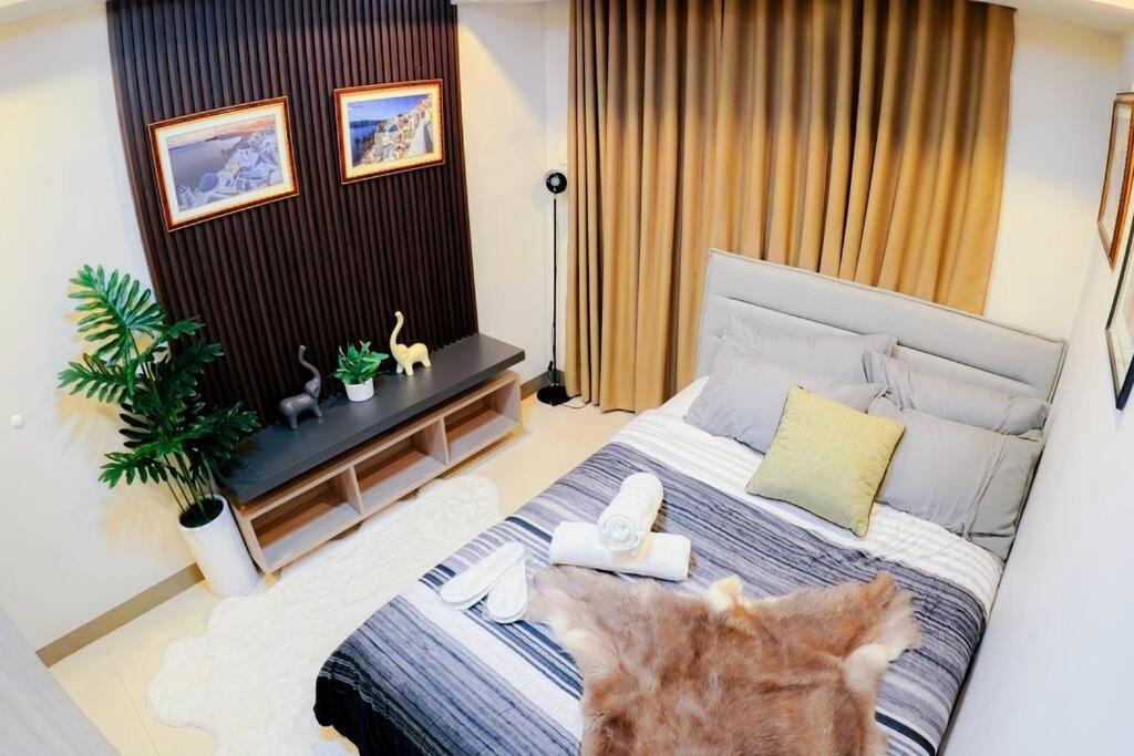 Elegant Corner Unit 2br With King Bed, Pool, Jacuzzi, Livetv,hbo Max, 270 Mbps & Free Parking Near Moa * Manila