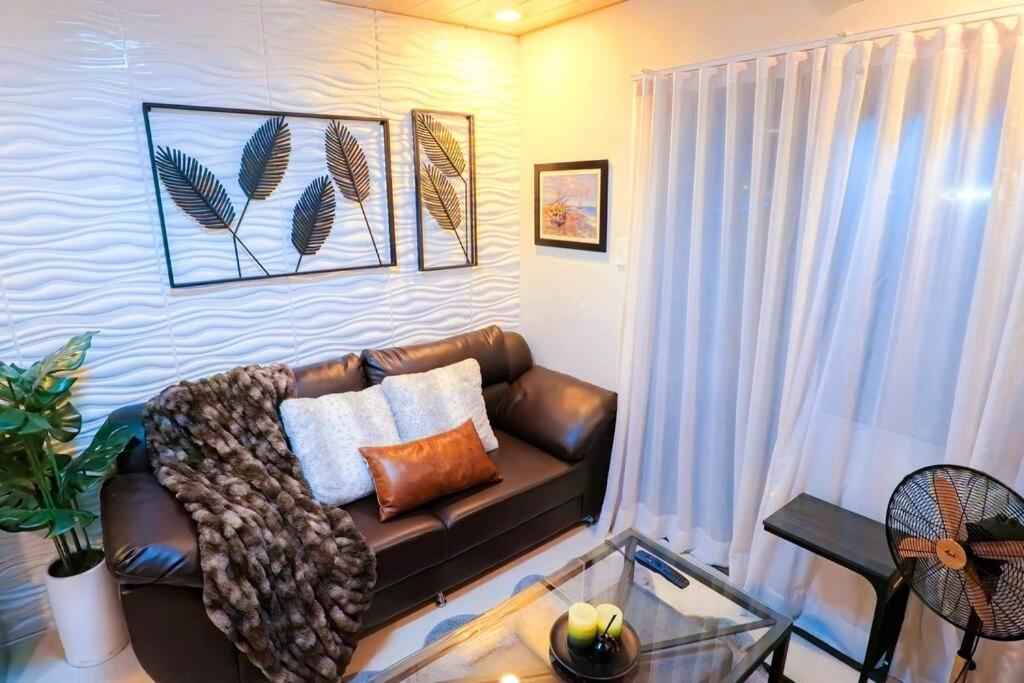 Elegant Corner Unit 2br With King Bed, Pool, Jacuzzi, Livetv,hbo Max, 270 Mbps & Free Parking Near Moa Manila