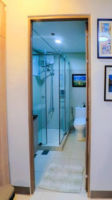 Apartment Elegant Corner Unit 2br With King Bed, Pool, Jacuzzi, Livetv,hbo Max, 270 Mbps & Free Parking Near Moa Manila