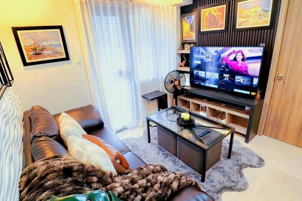 Elegant Corner Unit 2br With King Bed, Pool, Jacuzzi, Livetv,hbo Max, 270 Mbps & Free Parking Near Moa Manila