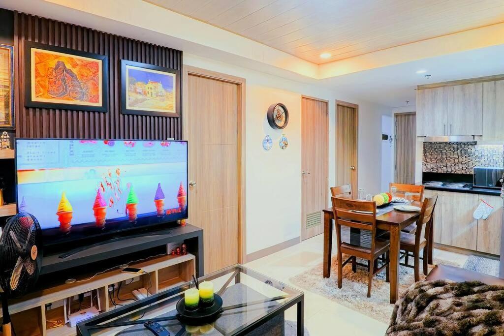 Elegant Corner Unit 2br With King Bed, Pool, Jacuzzi, Livetv,hbo Max, 270 Mbps & Free Parking Near Moa *