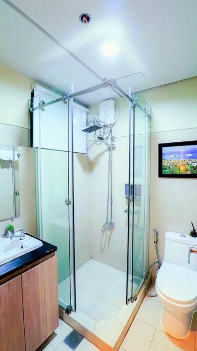 Elegant Corner Unit 2br With King Bed, Pool, Jacuzzi, Livetv,hbo Max, 270 Mbps & Free Parking Near Moa Manila