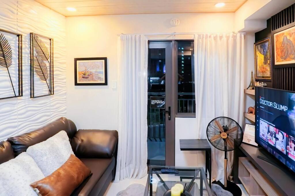 Elegant Corner Unit 2br With King Bed, Pool, Jacuzzi, Livetv,hbo Max, 270 Mbps & Free Parking Near Moa