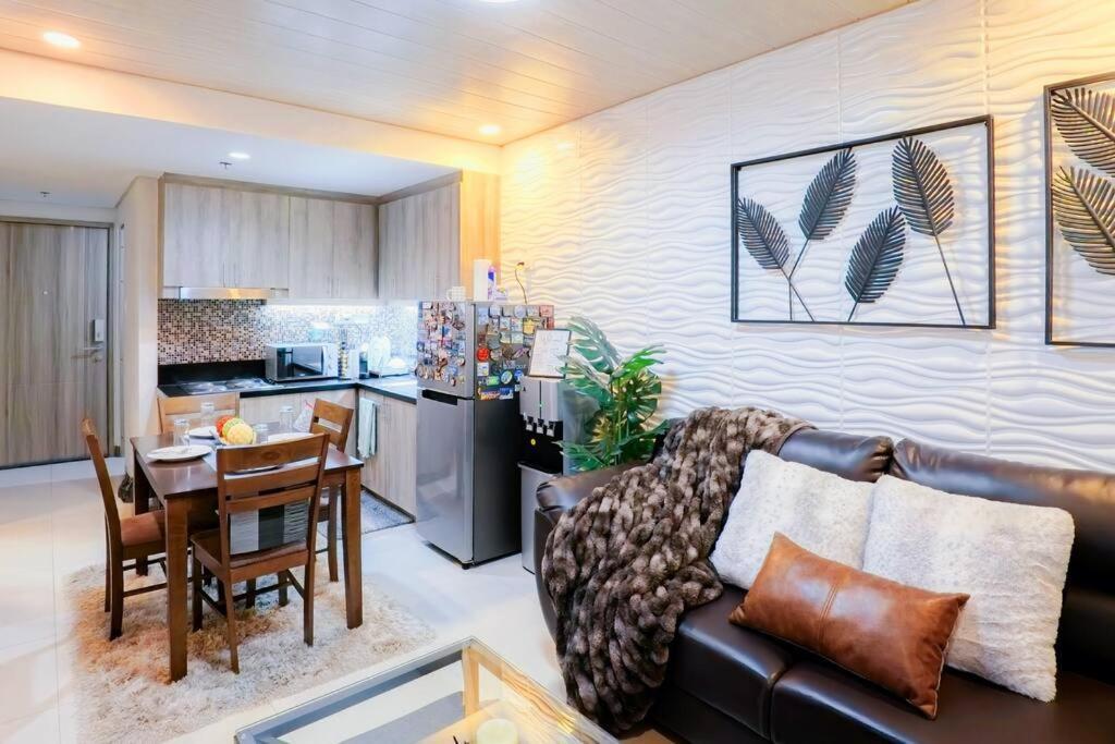 Elegant Corner Unit 2br With King Bed, Pool, Jacuzzi, Livetv,hbo Max, 270 Mbps & Free Parking Near Moa Apartment Manila