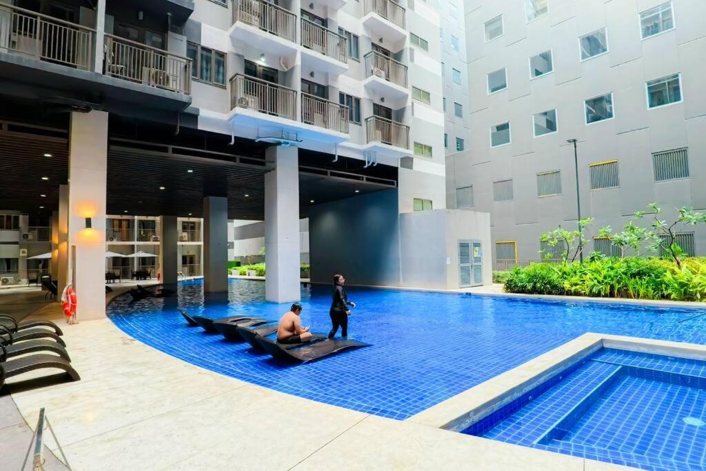 Elegant Corner Unit 2br With King Bed, Pool, Jacuzzi, Livetv,hbo Max, 270 Mbps & Free Parking Near Moa *