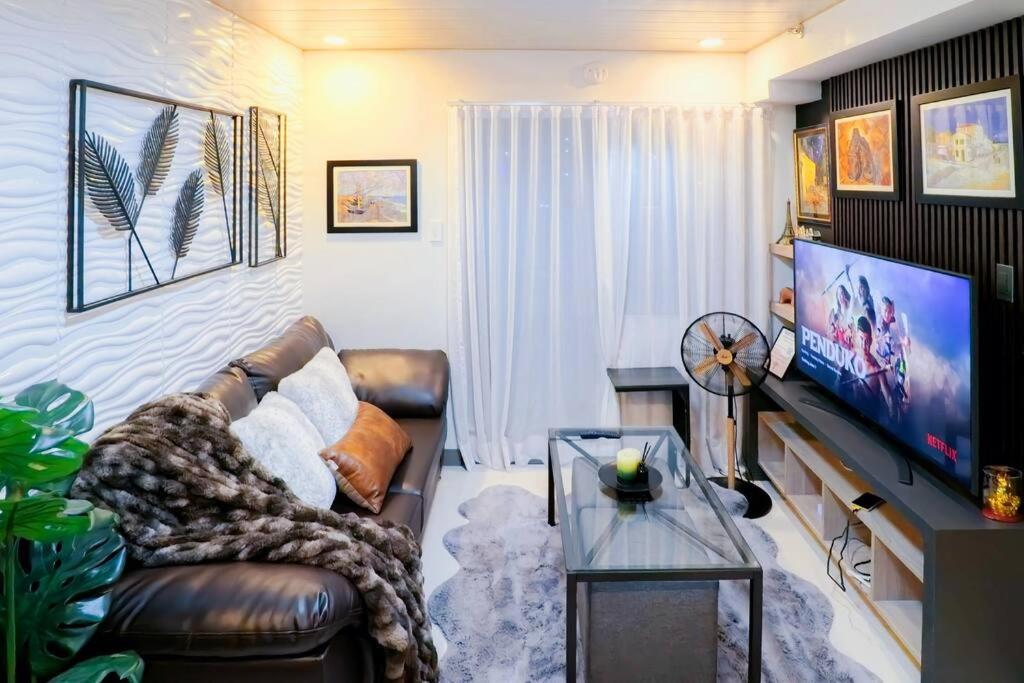 Elegant Corner Unit 2br With King Bed, Pool, Jacuzzi, Livetv,hbo Max, 270 Mbps & Free Parking Near Moa Manila