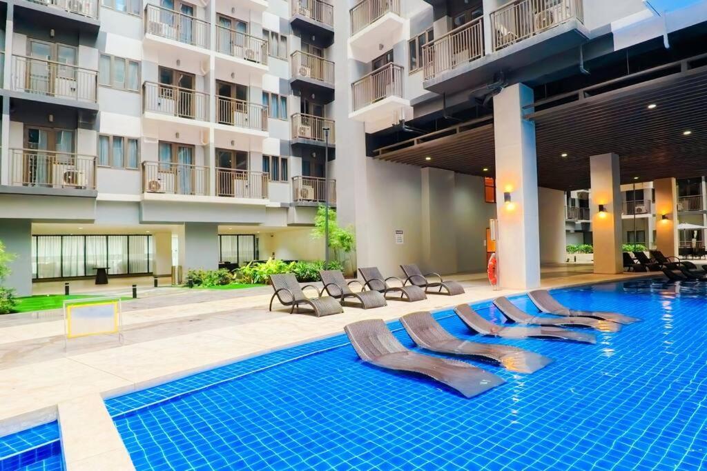 Elegant Corner Unit 2br With King Bed, Pool, Jacuzzi, Livetv,hbo Max, 270 Mbps & Free Parking Near Moa * Manila