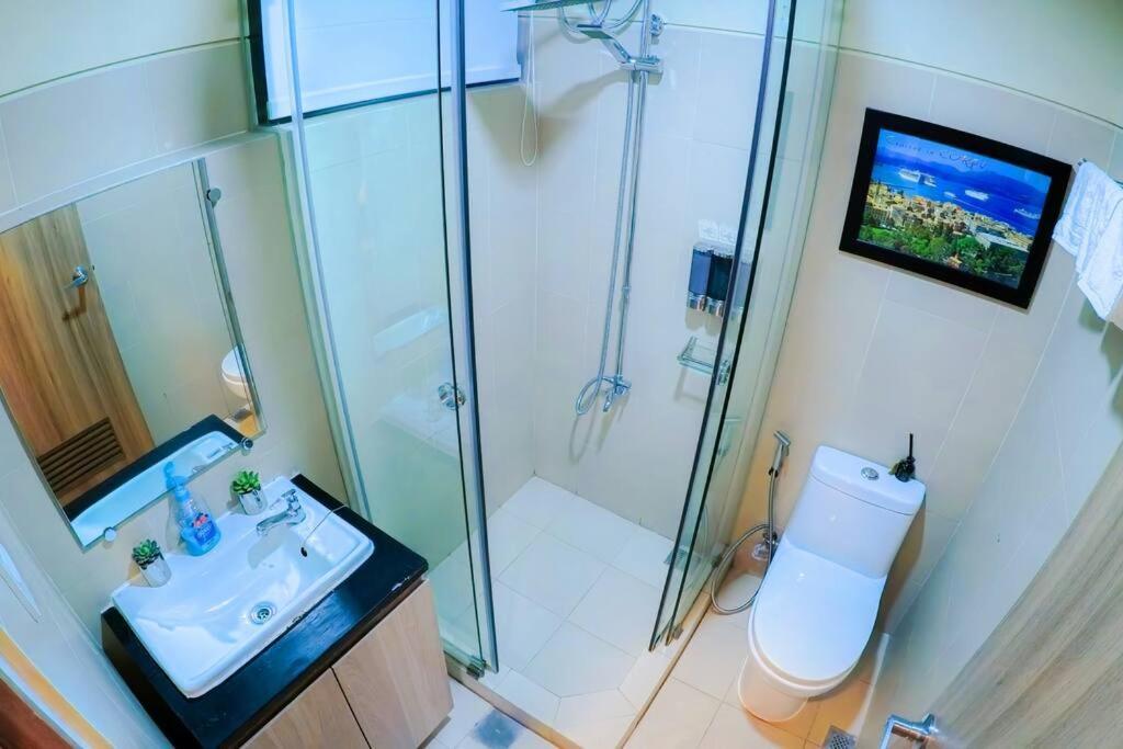 Elegant Corner Unit 2br With King Bed, Pool, Jacuzzi, Livetv,hbo Max, 270 Mbps & Free Parking Near Moa Apartment Manila