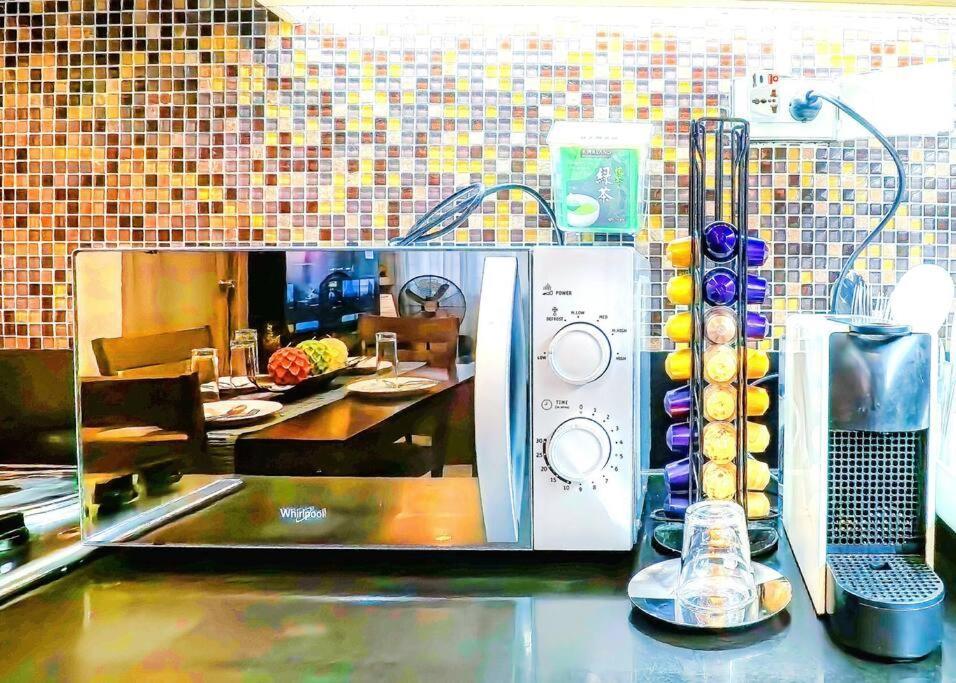 Elegant Corner Unit 2br With King Bed, Pool, Jacuzzi, Livetv,hbo Max, 270 Mbps & Free Parking Near Moa Manila