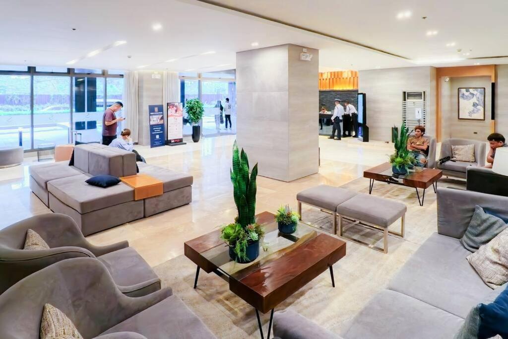 Elegant Corner Unit 2br With King Bed, Pool, Jacuzzi, Livetv,hbo Max, 270 Mbps & Free Parking Near Moa