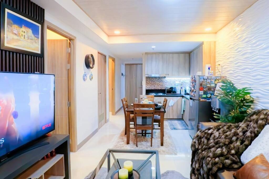 Elegant Corner Unit 2br With King Bed, Pool, Jacuzzi, Livetv,hbo Max, 270 Mbps & Free Parking Near Moa *