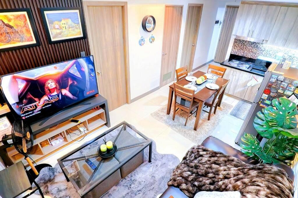 Elegant Corner Unit 2br With King Bed, Pool, Jacuzzi, Livetv,hbo Max, 270 Mbps & Free Parking Near Moa Manila