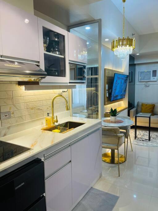 Marias Near Bay Free Use Of Pool Apartment Manila
