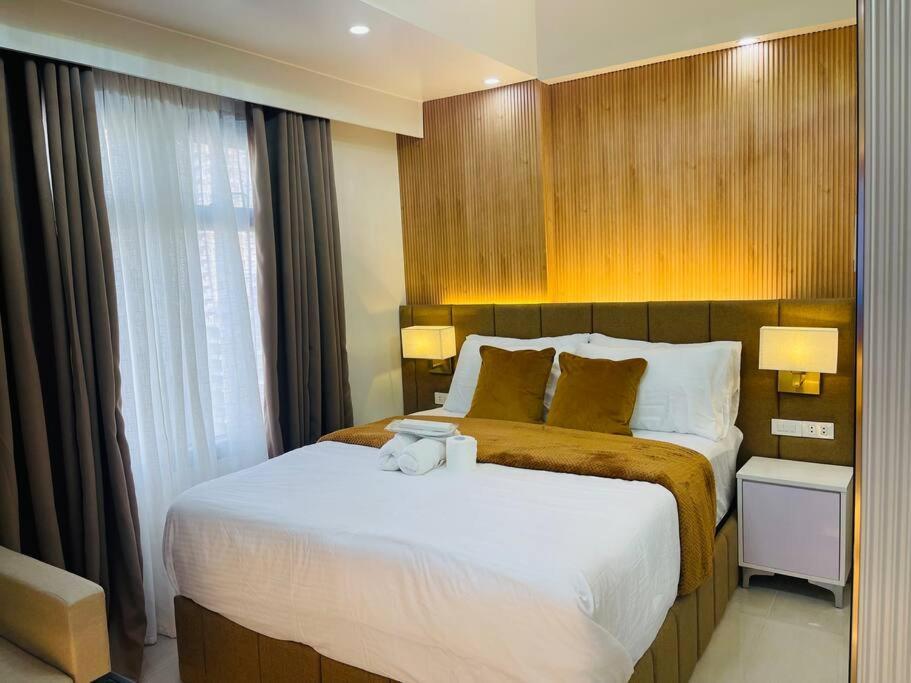 Marias Near Bay Free Use Of Pool Manila