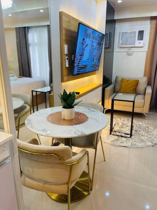 Marias Near Bay Free Use Of Pool Apartment Manila