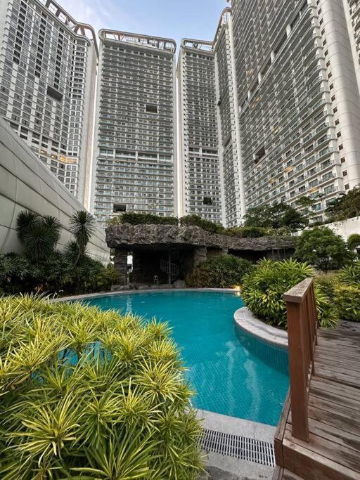Acqua Private Iguazu Tower 50th Floor Apartment Manila