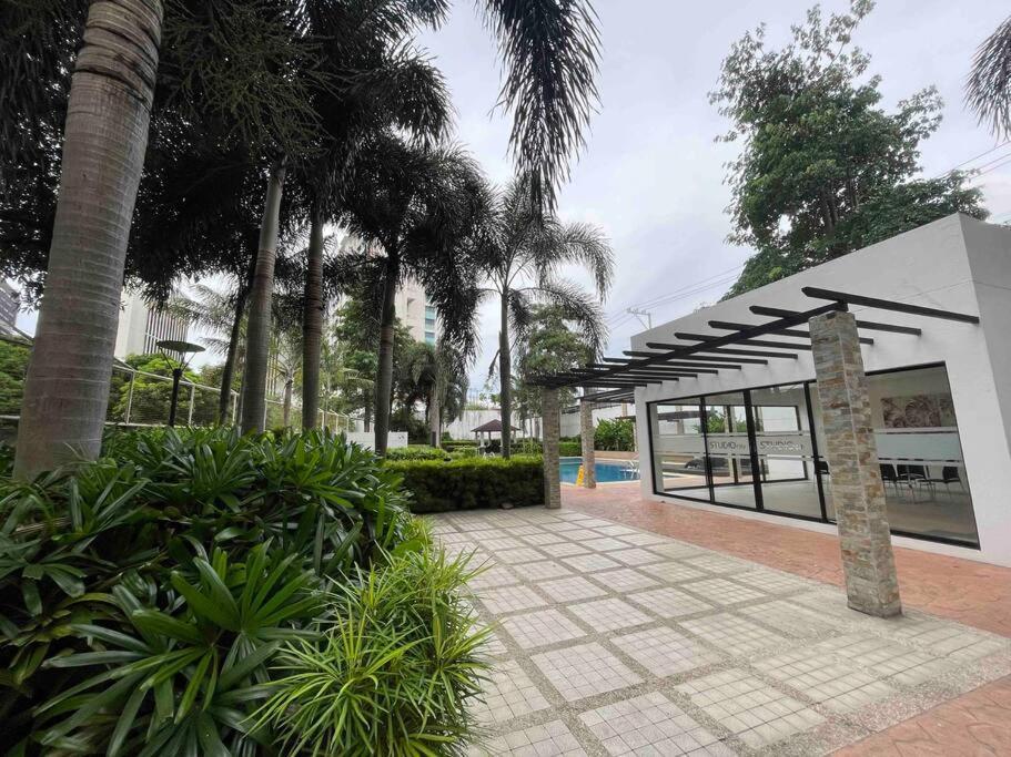Sunny Solace A Homey In Filinvest Alabang Apartment *