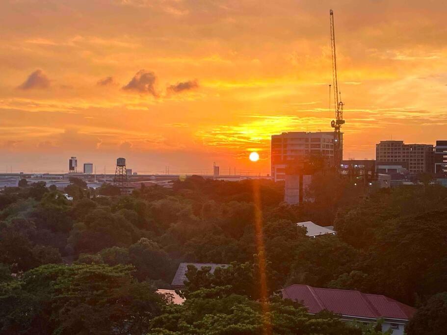 Sunny Solace A Homey In Filinvest Alabang Apartment