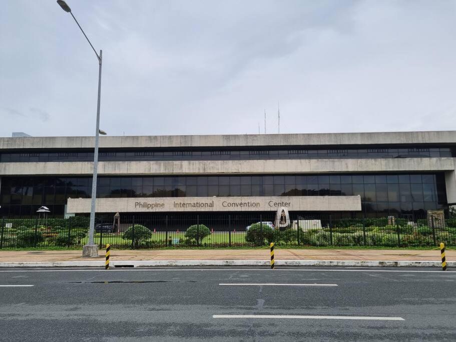 Cozy With Balcony Pool View Netflix And Wi-fi Near Mall Of Apartment *