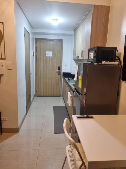Cozy With Balcony Pool View Netflix And Wi-fi Near Mall Of Apartment Manila