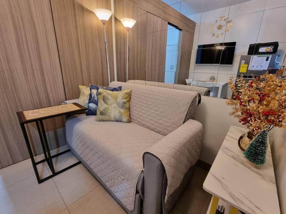 Cozy With Balcony Pool View Netflix And Wi-fi Near Mall Of Apartment Manila