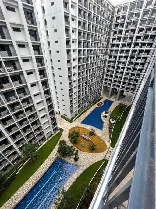 Apartment Cozy With Balcony Pool View Netflix And Wi-fi Near Mall Of *