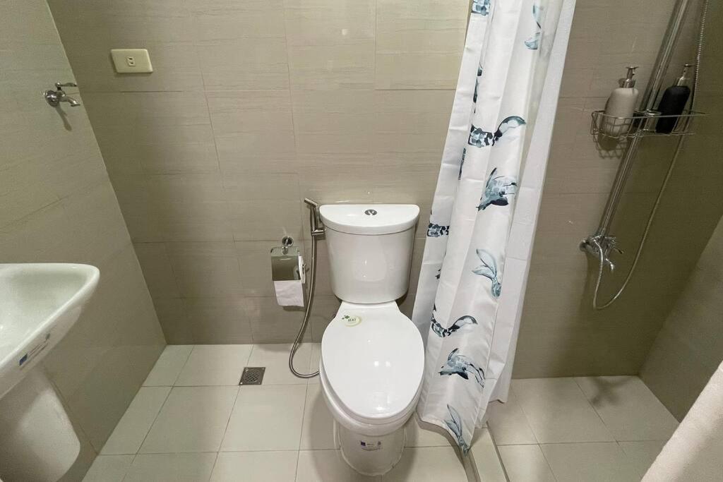 Cozy With Balcony Pool View Netflix And Wi-fi Near Mall Of Apartment *