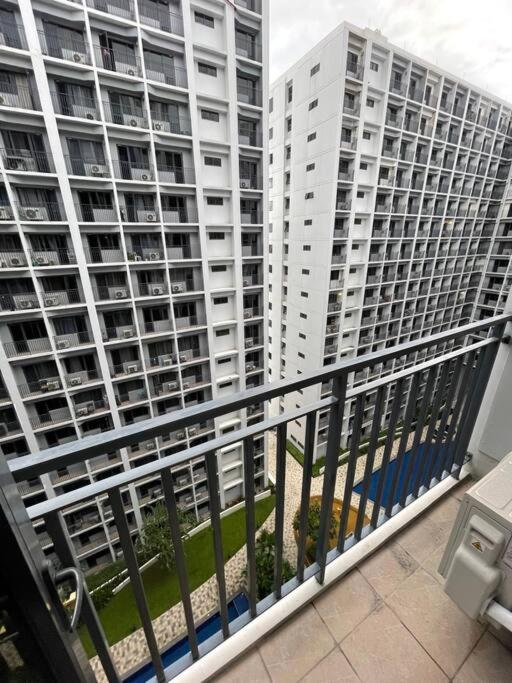 Cozy With Balcony Pool View Netflix And Wi-fi Near Mall Of