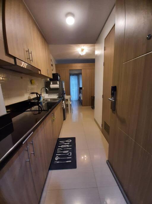 Cozy With Balcony Pool View Netflix And Wi-fi Near Mall Of Manila