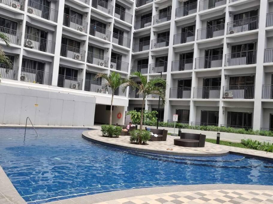 Apartment Cozy With Balcony Pool View Netflix And Wi-fi Near Mall Of